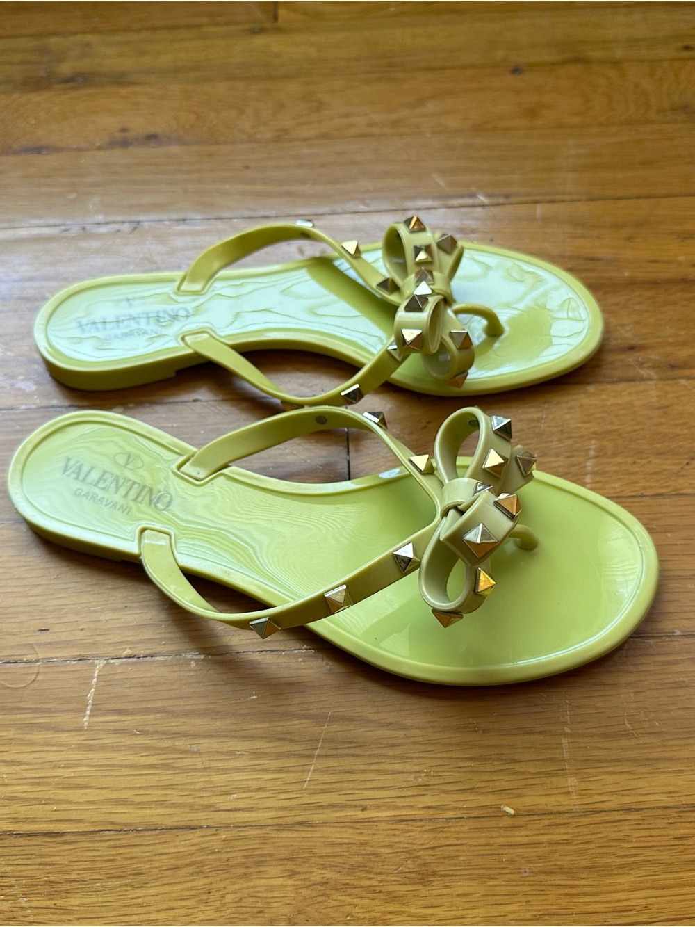 Valentino Garavani Lime Rockstud Bow Thong Sandals size 38